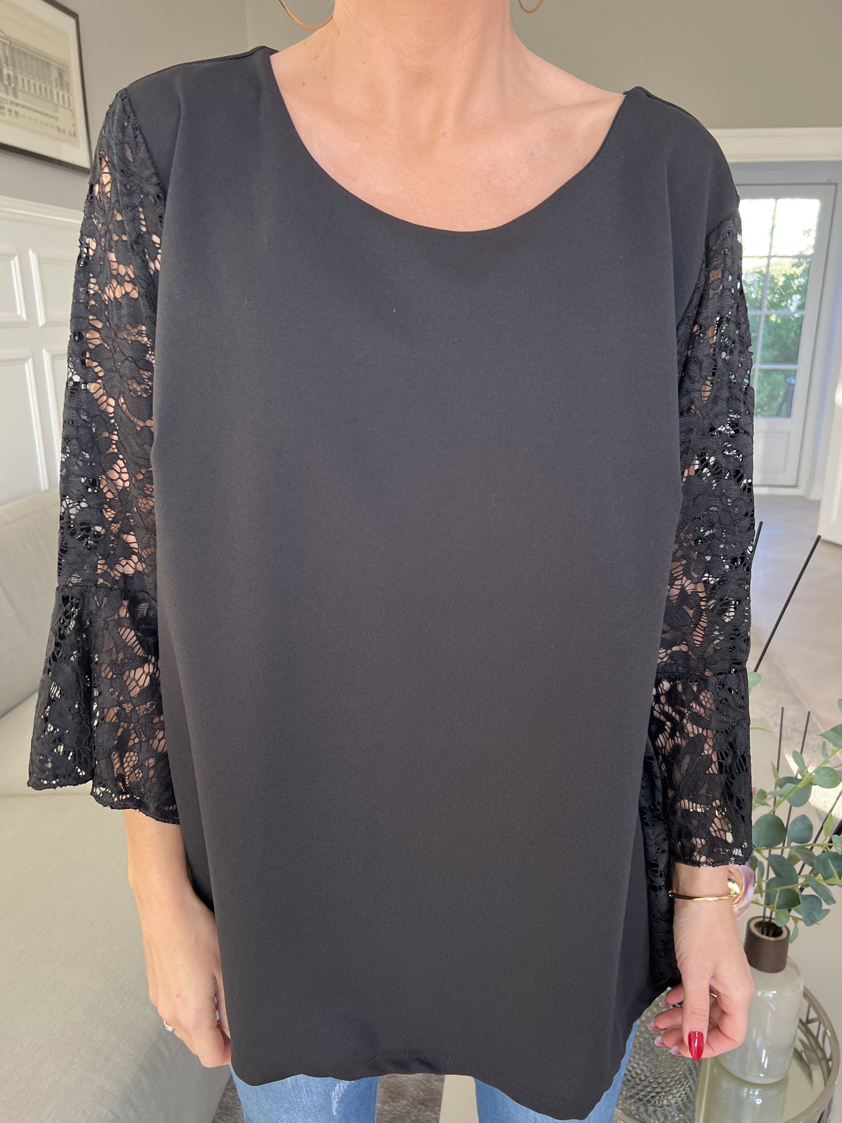 Nesia - Feminin blus med fina spetsärmar - White